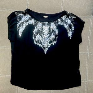 Women’s medium ecote shirt.